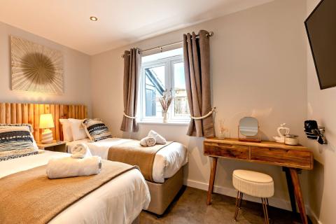 Twin Bedroom of Waters Edge 2 Bedroom Apartment